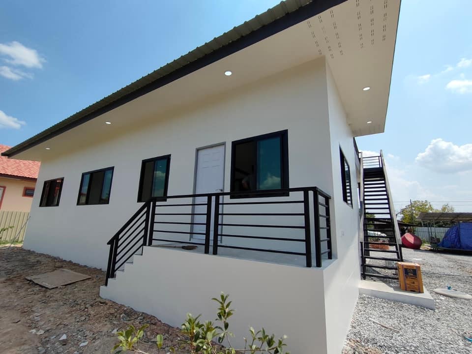 บ้านโมเดิร์นมีชั้นดาดฟ้า มี 3 ห้องนอน 2 ห้องน้ำ งบ 1.87 ล้านบาท