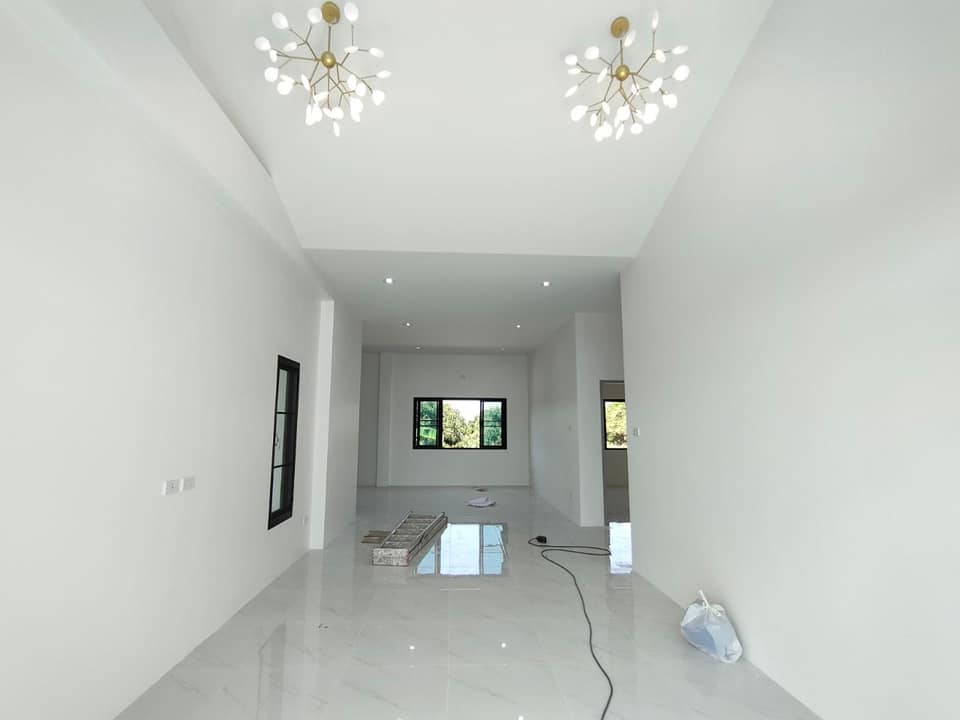 บ้านโมเดิร์นมีชั้นดาดฟ้า มี 3 ห้องนอน 2 ห้องน้ำ งบ 1.87 ล้านบาท