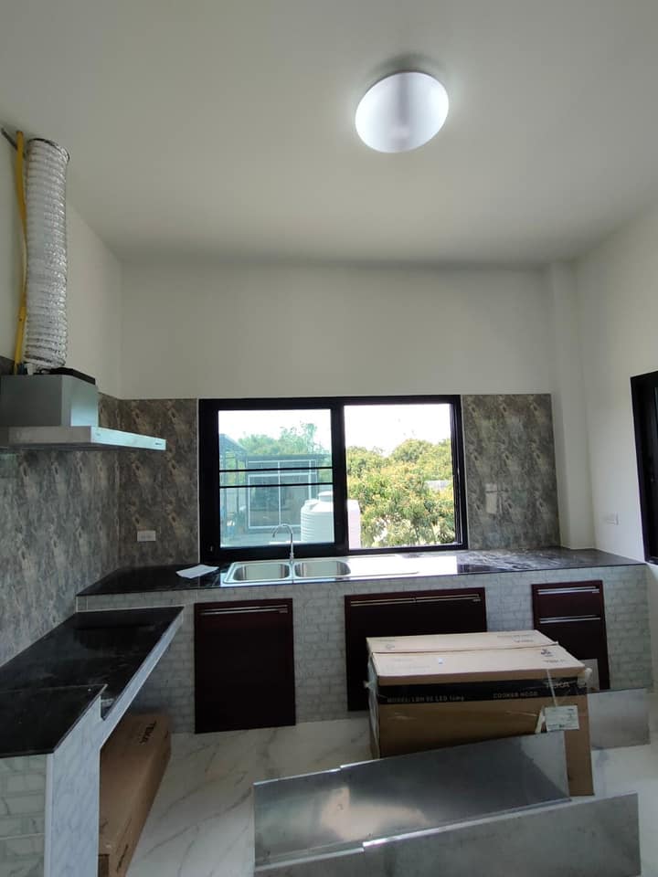 บ้านโมเดิร์นมีชั้นดาดฟ้า มี 3 ห้องนอน 2 ห้องน้ำ งบ 1.87 ล้านบาท