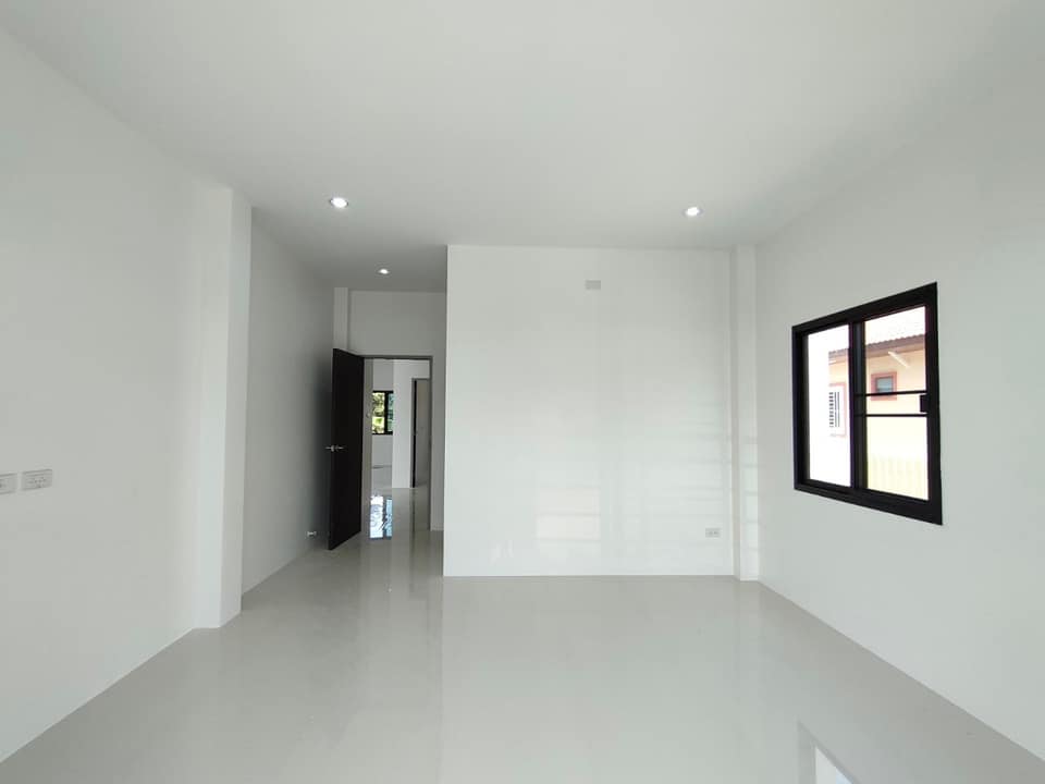 บ้านโมเดิร์นมีชั้นดาดฟ้า มี 3 ห้องนอน 2 ห้องน้ำ งบ 1.87 ล้านบาท