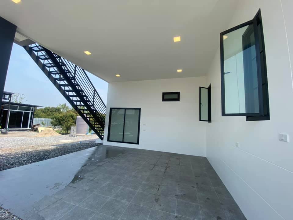 บ้านโมเดิร์นมีชั้นดาดฟ้า มี 3 ห้องนอน 2 ห้องน้ำ งบ 1.87 ล้านบาท