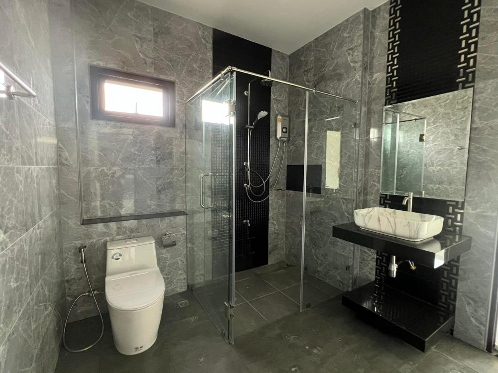 แบบบ้านชั้นเดียวสไตล์โมเดิร์นขนาดเล็กกระทัดรัด ฟังก์ชันใช้สอยครบครัน