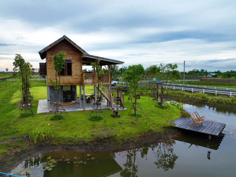 บ้านไม้ เรียบง่าย มีสวนผัก ผลไม้ ได้อยู่กับธรรมชาติที่เรียบง่าย