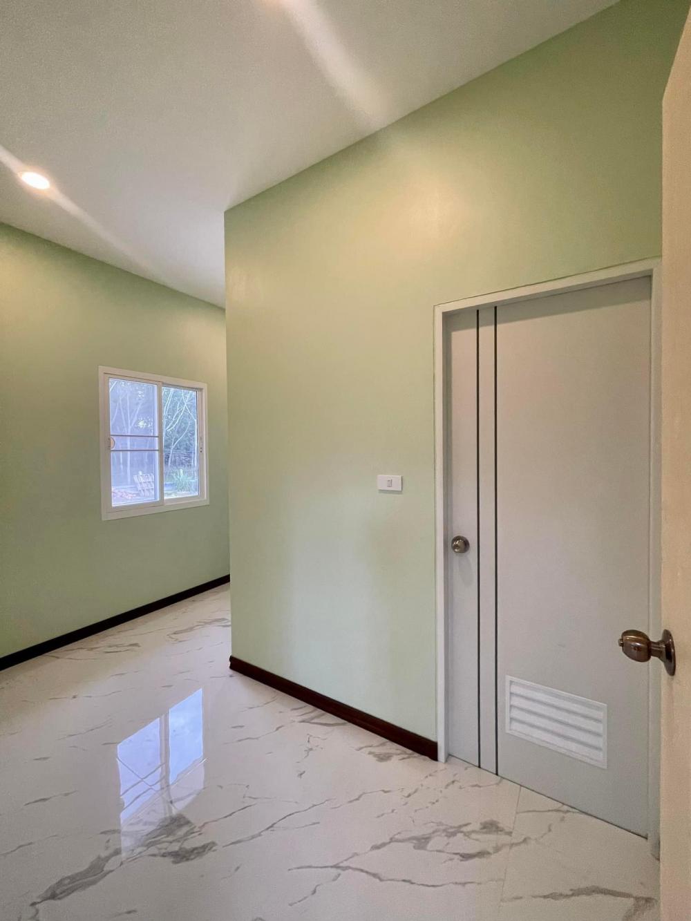 บ้านทรงปั้นหยา 3 ห้องนอน 2 ห้องน้ำ และห้องอื่นๆ งบ 1.8 ล้าน ขนาด 185 ตร.ม.