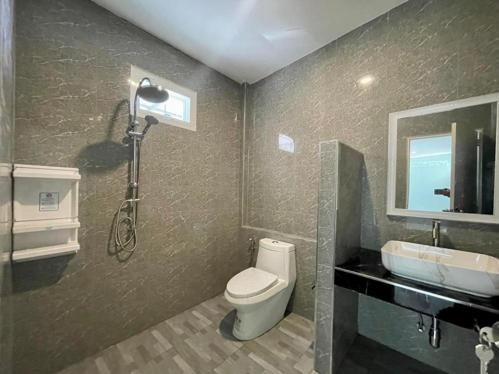 บ้านทรงปั้นหยา 3 ห้องนอน 2 ห้องน้ำ และห้องอื่นๆ งบ 1.8 ล้าน ขนาด 185 ตร.ม.