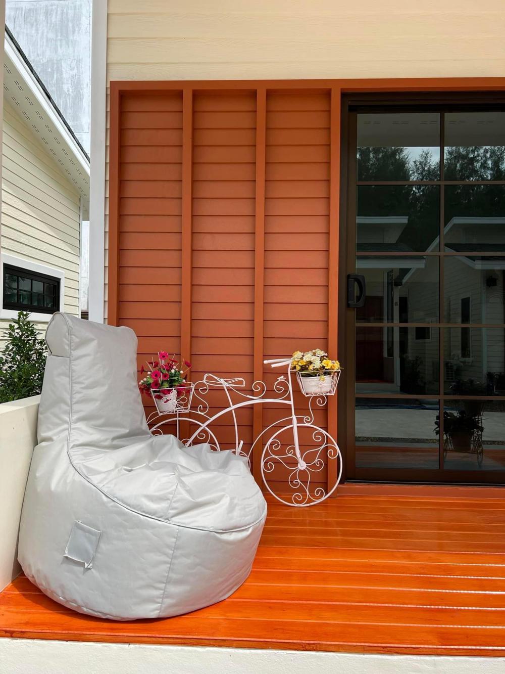 บ้านสไตล์รีสอทร์ ขนาด 2 ห้องนอน กระทัดรัด สวยๆ น่ารัก งบสราง 4.3 แสนบาท