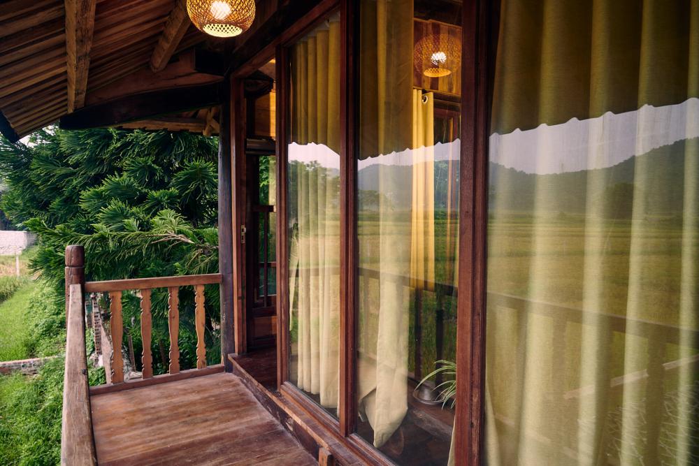 บ้านชายทุ่ง ครึ่งปูนครึ่งไม้ กับบรรยากาศธรรมชาติ