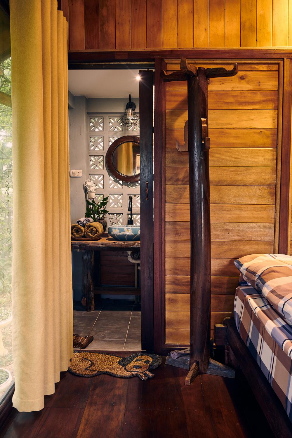 บ้านชายทุ่ง ครึ่งปูนครึ่งไม้ กับบรรยากาศธรรมชาติ