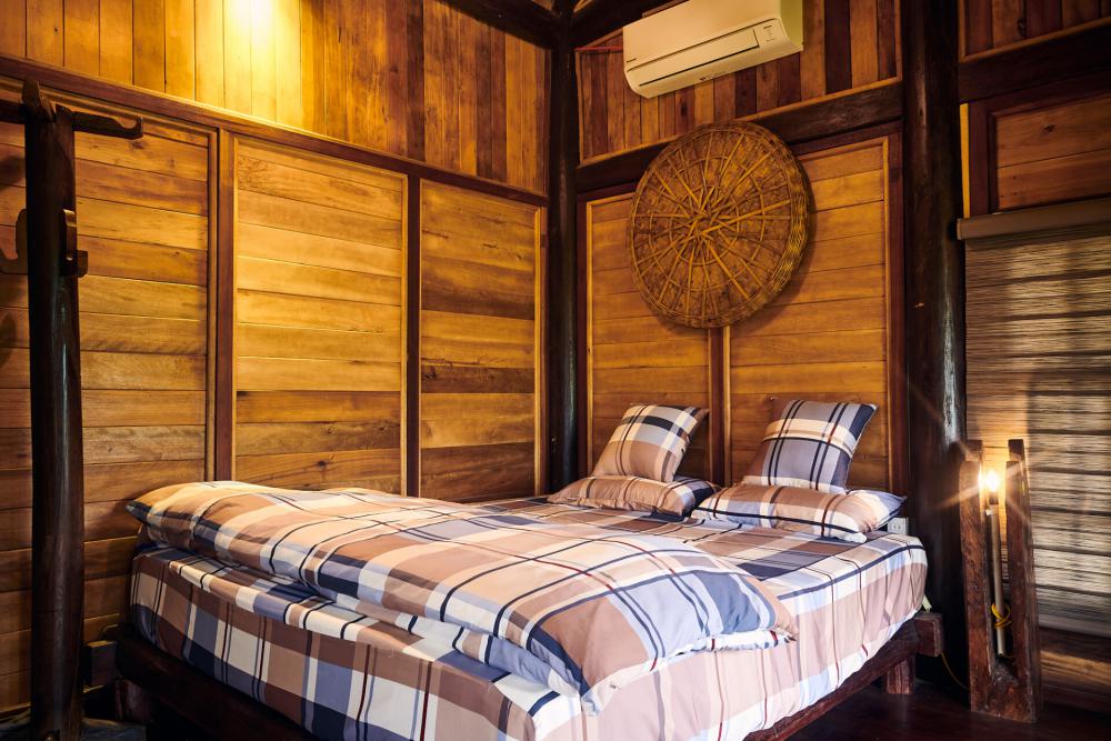 บ้านชายทุ่ง ครึ่งปูนครึ่งไม้ กับบรรยากาศธรรมชาติ