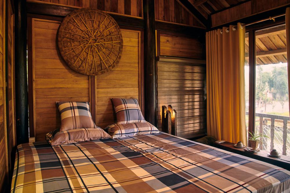 บ้านชายทุ่ง ครึ่งปูนครึ่งไม้ กับบรรยากาศธรรมชาติ