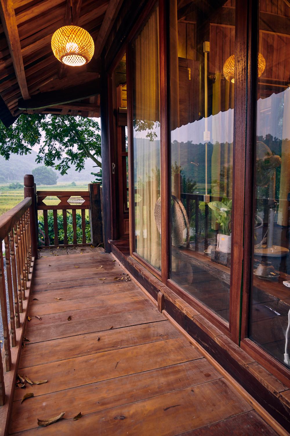 บ้านชายทุ่ง ครึ่งปูนครึ่งไม้ กับบรรยากาศธรรมชาติ