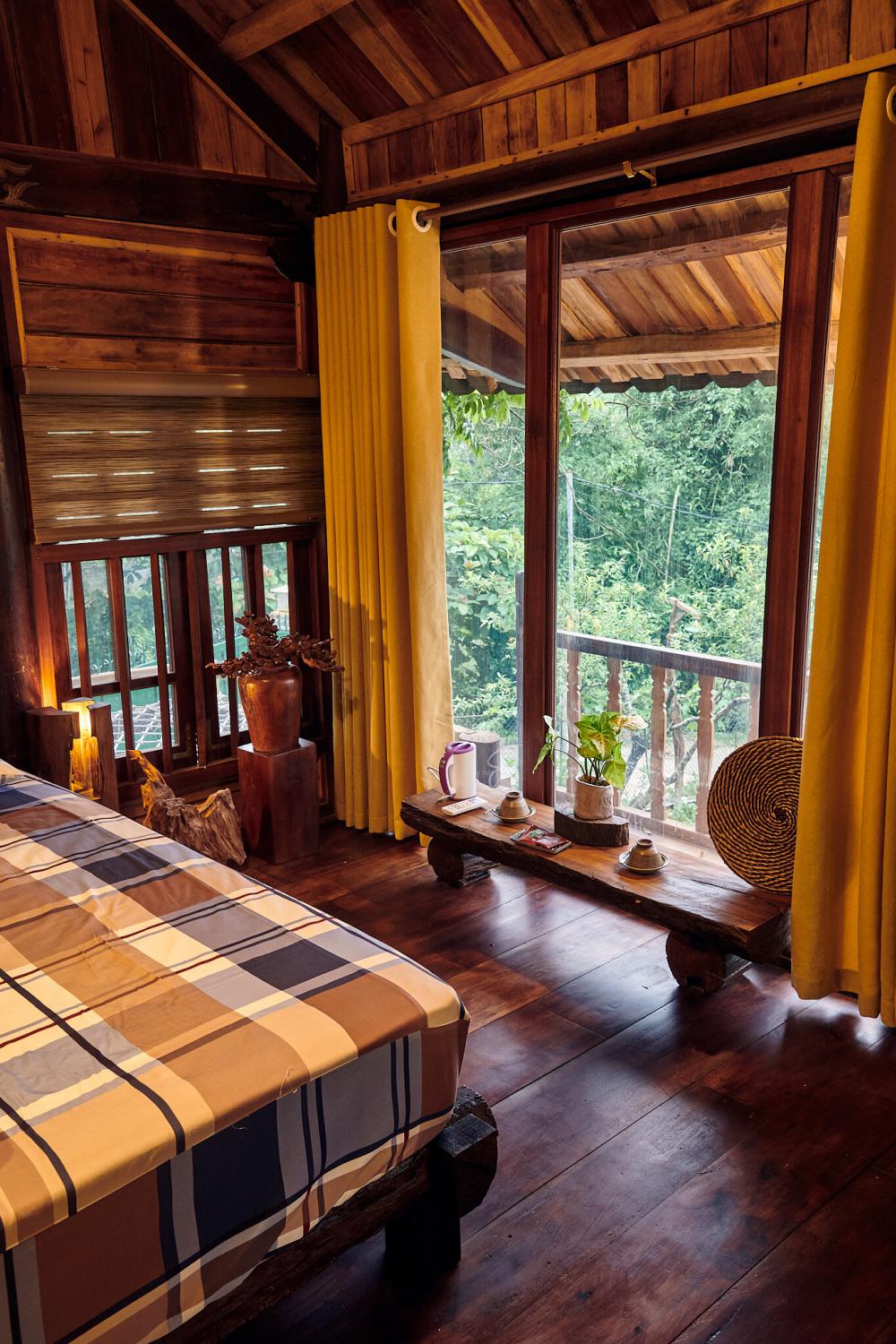 บ้านชายทุ่ง ครึ่งปูนครึ่งไม้ กับบรรยากาศธรรมชาติ