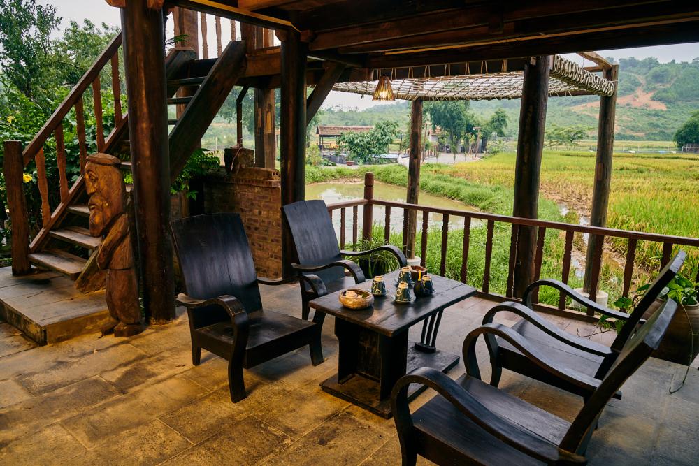 บ้านชายทุ่ง ครึ่งปูนครึ่งไม้ กับบรรยากาศธรรมชาติ