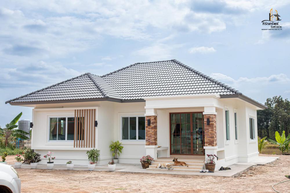 บ้านชั้นเดียว ทรงปั้นหยา สไตล์มินิมอล ตกแต่งภายในน่ารักสุดหรู งบ 1.55 ล้านบาท พร้อมเข้าอยู่