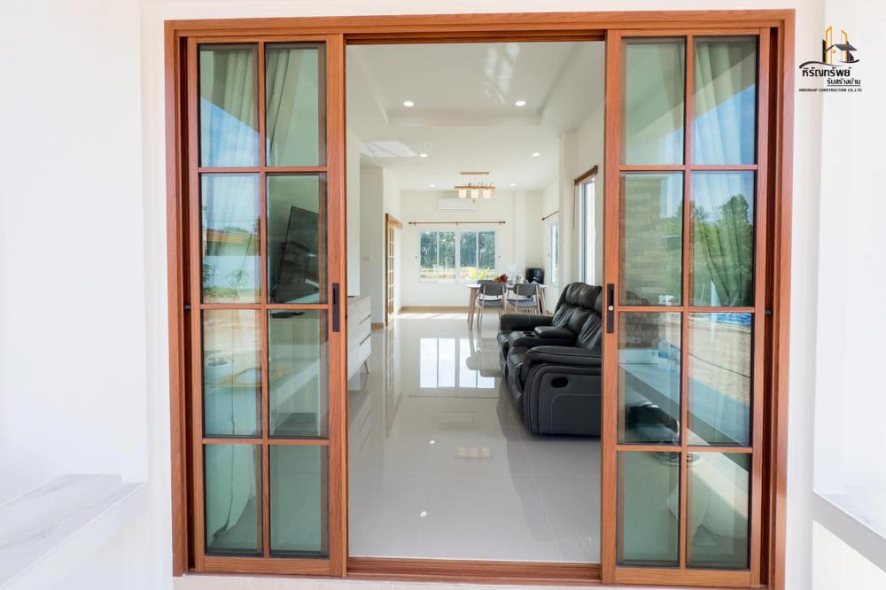 บ้านชั้นเดียว ทรงปั้นหยา สไตล์มินิมอล ตกแต่งภายในน่ารักสุดหรู งบ 1.55 ล้านบาท พร้อมเข้าอยู่