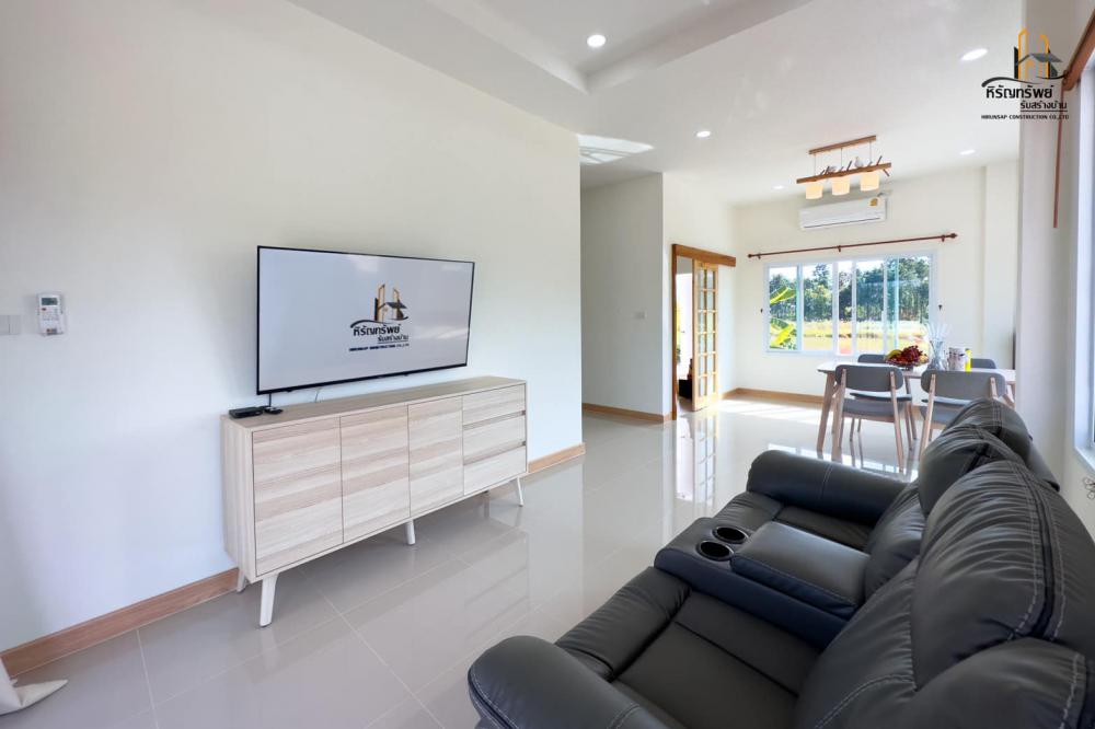 บ้านชั้นเดียว ทรงปั้นหยา สไตล์มินิมอล ตกแต่งภายในน่ารักสุดหรู งบ 1.55 ล้านบาท พร้อมเข้าอยู่