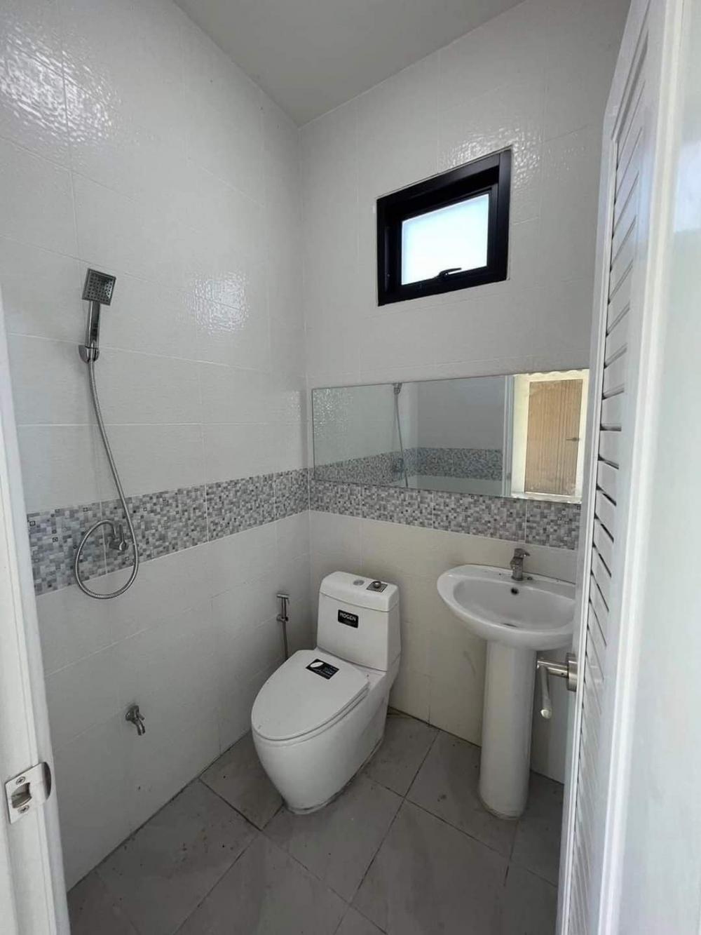 บ้านนอร์ดิก มินิมอล มีชั้นดาดฟ้า ท่ามกลางทุ่งนา