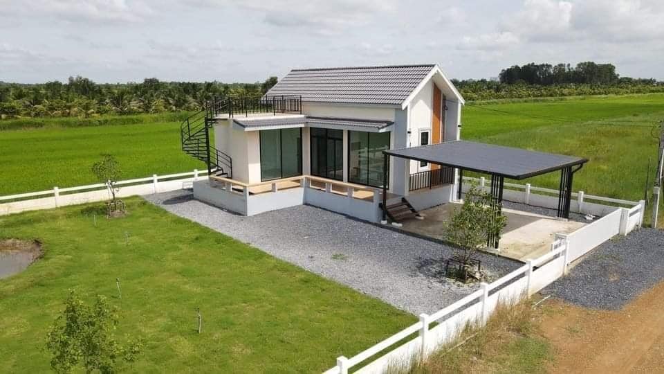 บ้านนอร์ดิก มินิมอล มีชั้นดาดฟ้า ท่ามกลางทุ่งนา