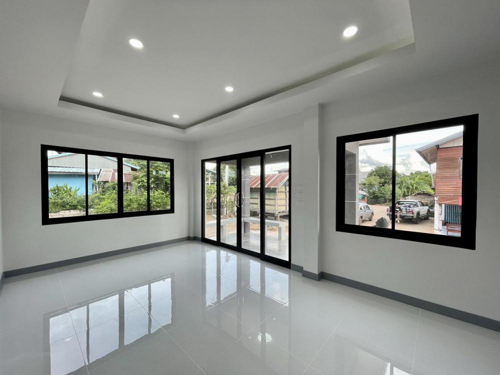 ขนาด 3 ห้องนอน 1 ห้องน้ำ 1 ห้องรับแขก 1 ห้องครัว และเฉลียงหน้าบ้าน