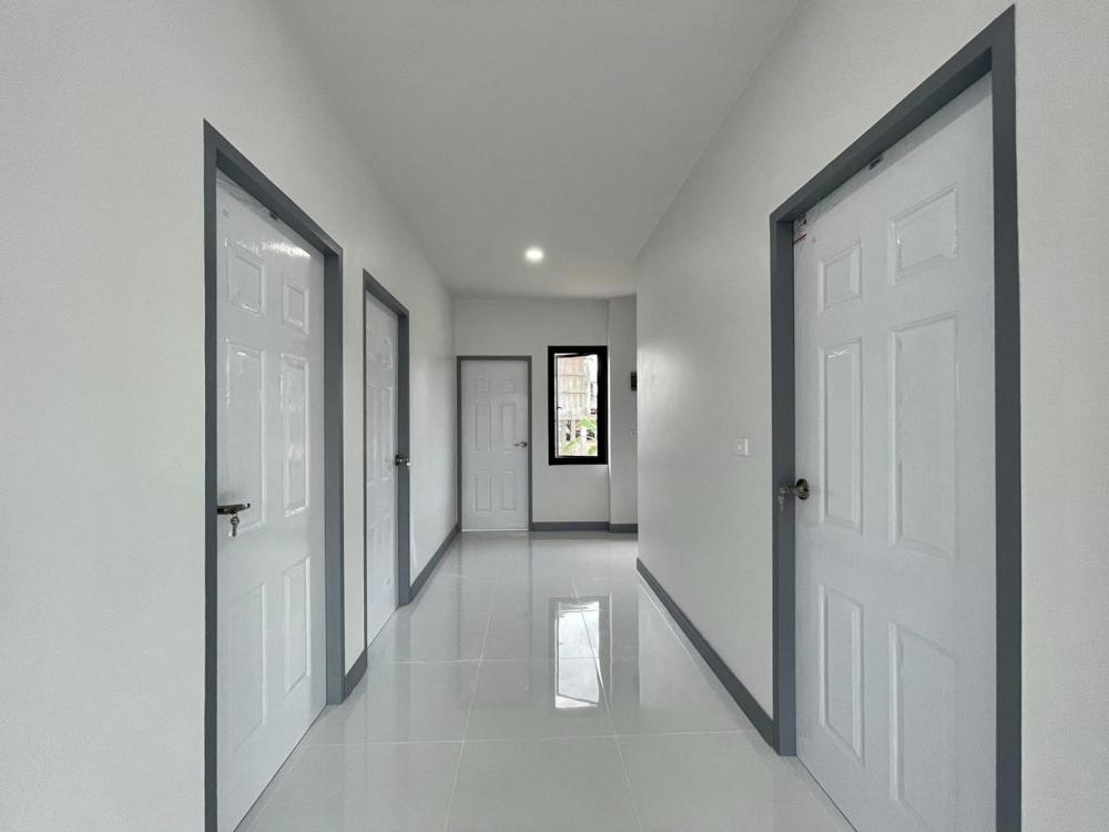 ขนาด 3 ห้องนอน 1 ห้องน้ำ 1 ห้องรับแขก 1 ห้องครัว และเฉลียงหน้าบ้าน