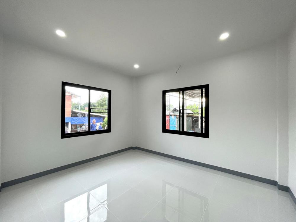 ขนาด 3 ห้องนอน 1 ห้องน้ำ 1 ห้องรับแขก 1 ห้องครัว และเฉลียงหน้าบ้าน