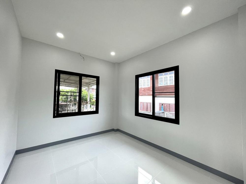 ขนาด 3 ห้องนอน 1 ห้องน้ำ 1 ห้องรับแขก 1 ห้องครัว และเฉลียงหน้าบ้าน