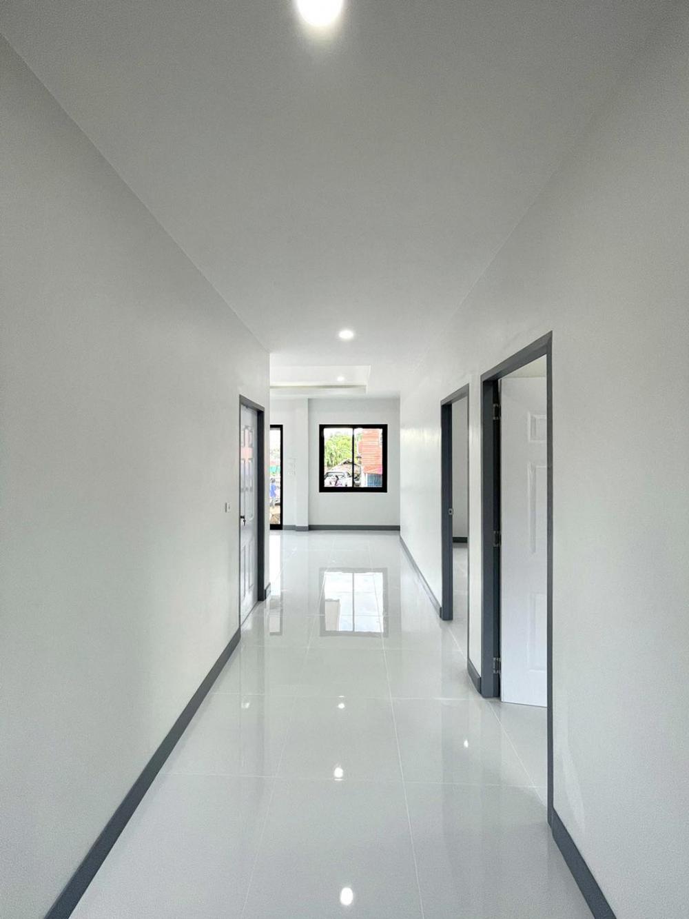 ขนาด 3 ห้องนอน 1 ห้องน้ำ 1 ห้องรับแขก 1 ห้องครัว และเฉลียงหน้าบ้าน