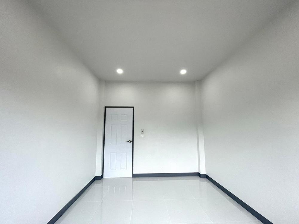 ขนาด 3 ห้องนอน 1 ห้องน้ำ 1 ห้องรับแขก 1 ห้องครัว และเฉลียงหน้าบ้าน