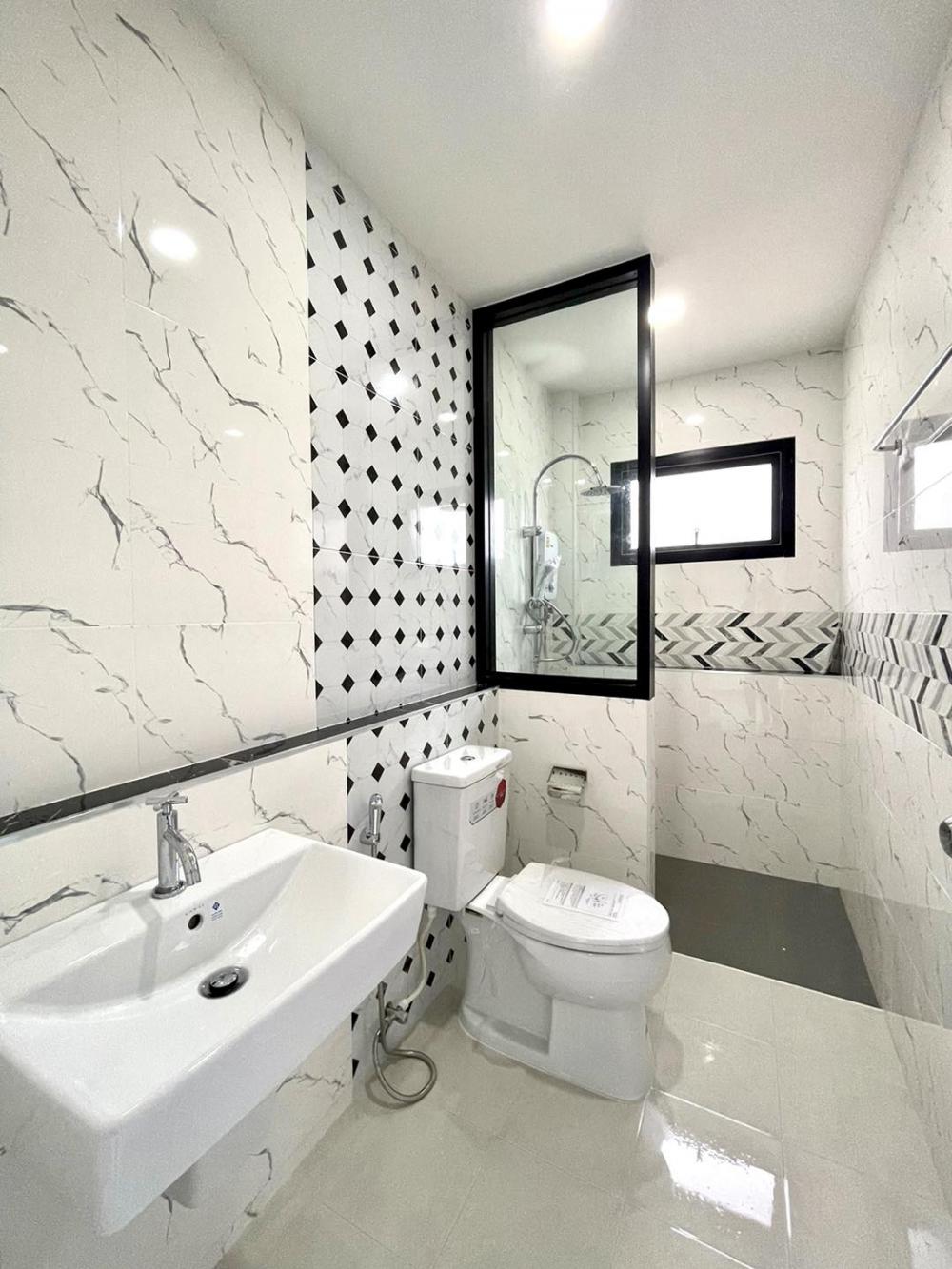 ขนาด 3 ห้องนอน 1 ห้องน้ำ 1 ห้องรับแขก 1 ห้องครัว และเฉลียงหน้าบ้าน