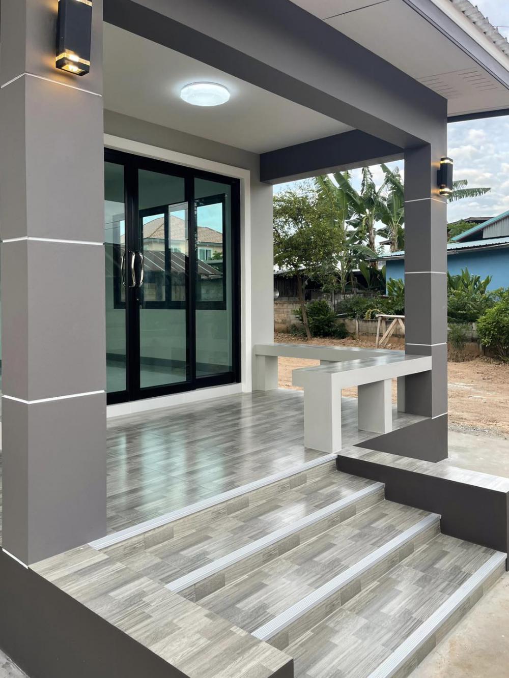 ขนาด 3 ห้องนอน 1 ห้องน้ำ 1 ห้องรับแขก 1 ห้องครัว และเฉลียงหน้าบ้าน