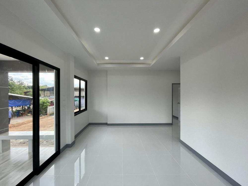 ขนาด 3 ห้องนอน 1 ห้องน้ำ 1 ห้องรับแขก 1 ห้องครัว และเฉลียงหน้าบ้าน