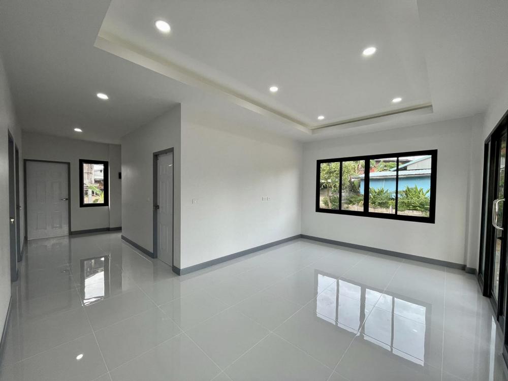 ขนาด 3 ห้องนอน 1 ห้องน้ำ 1 ห้องรับแขก 1 ห้องครัว และเฉลียงหน้าบ้าน