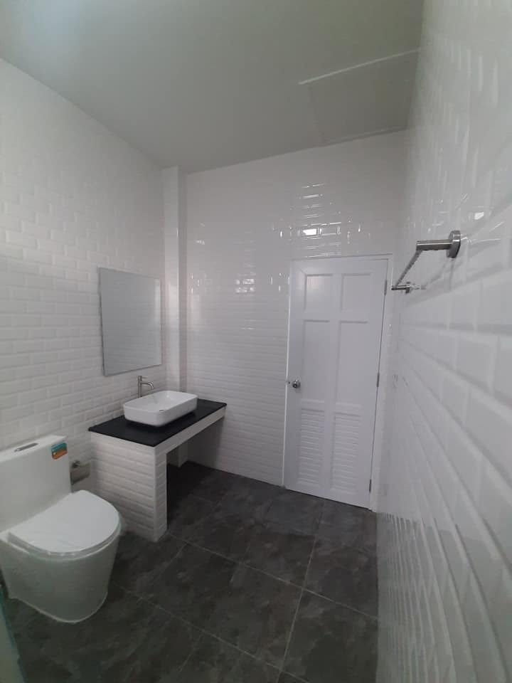 บ้านโมเดิร์นขนาด 3 ห้องนอน มีเฉลียงหน้าบ้าน