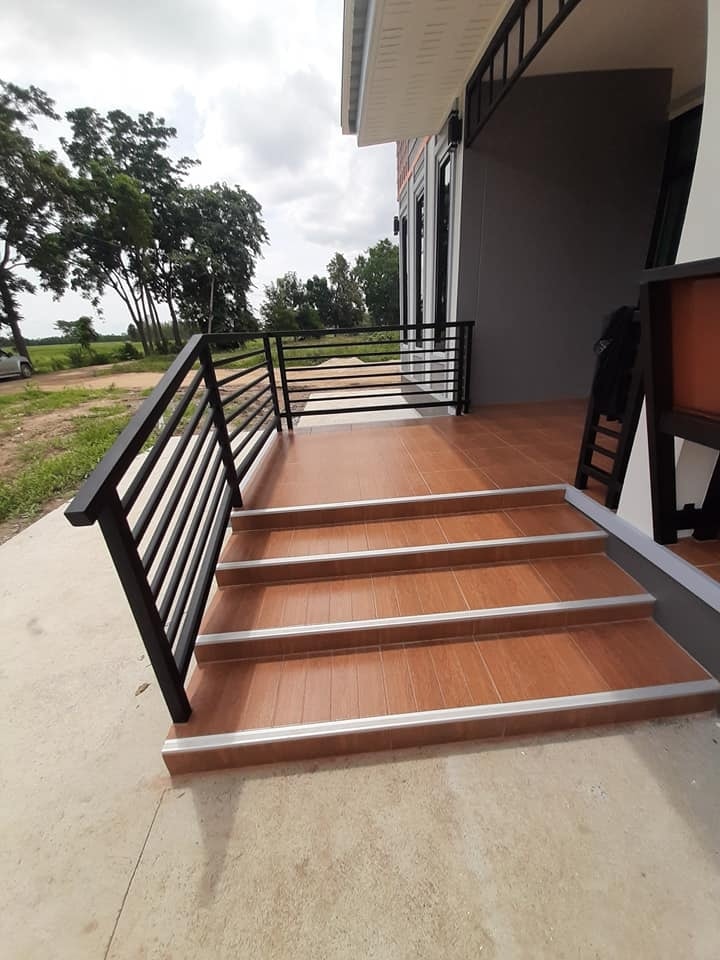 บ้านโมเดิร์นขนาด 3 ห้องนอน มีเฉลียงหน้าบ้าน