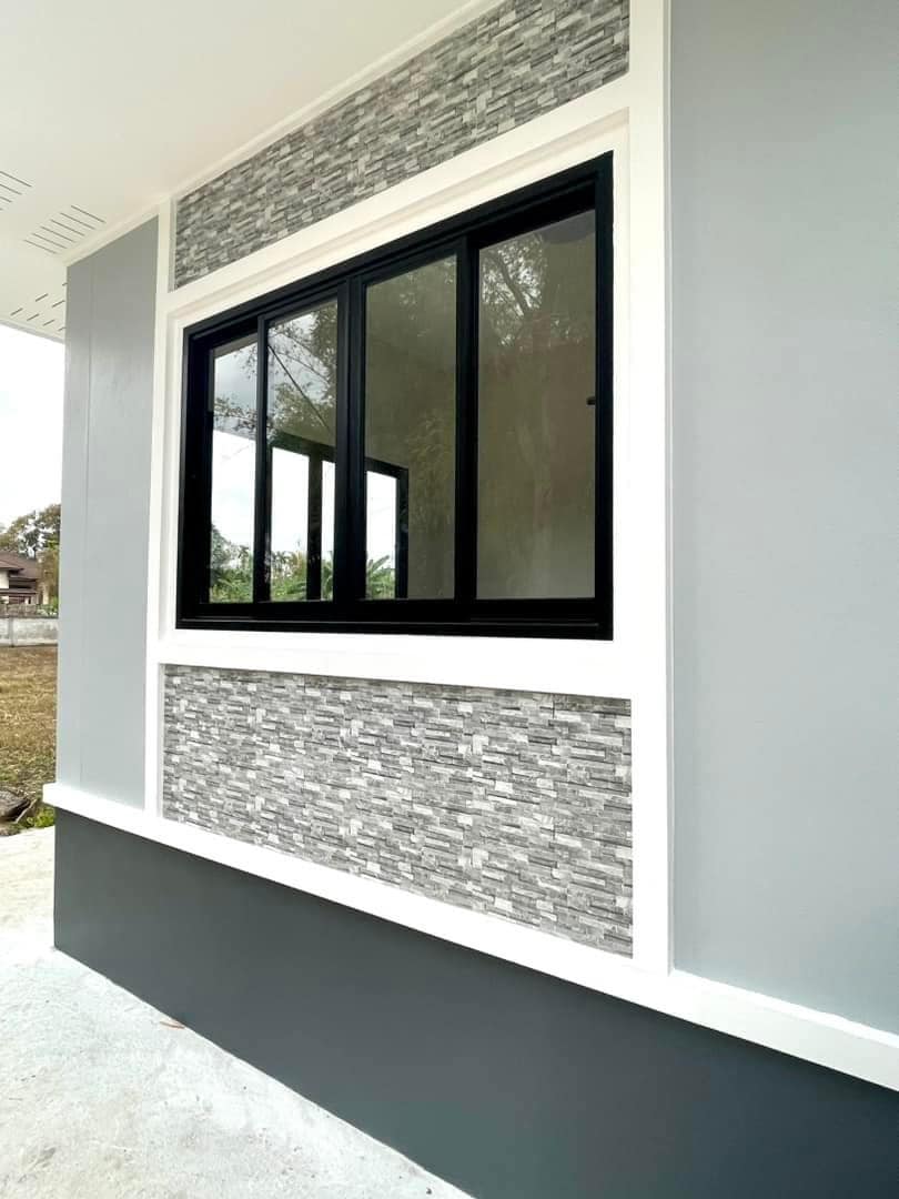 บ้านทรงปั้นหยา 3 ห้องนอน ระเบียงหน้าบ้านและที่จอดรถ