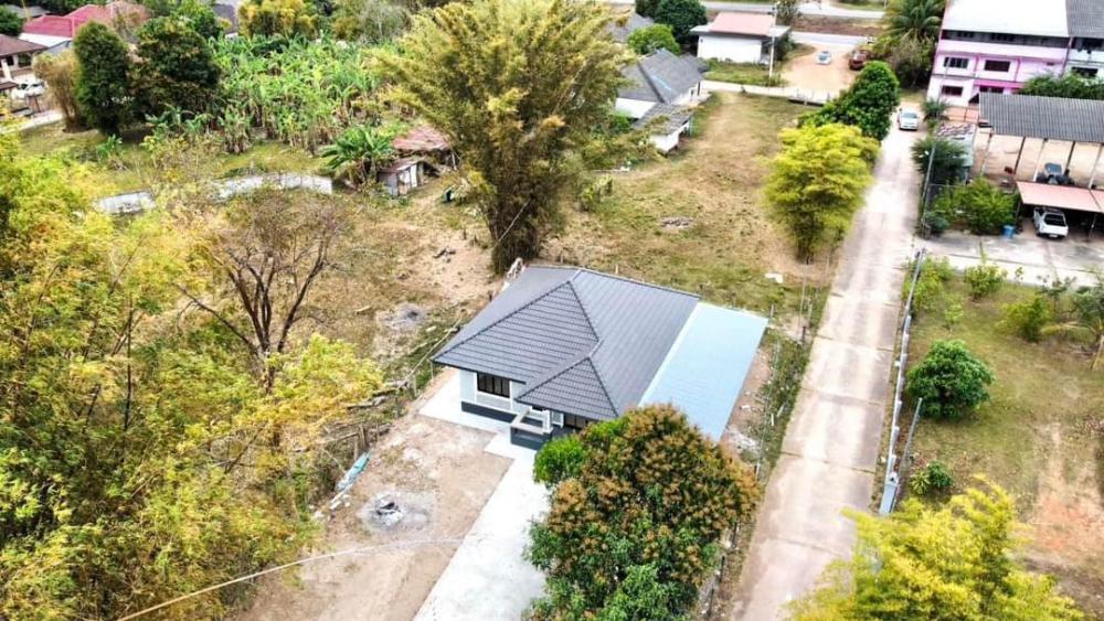 บ้านทรงปั้นหยา 3 ห้องนอน ระเบียงหน้าบ้านและที่จอดรถ