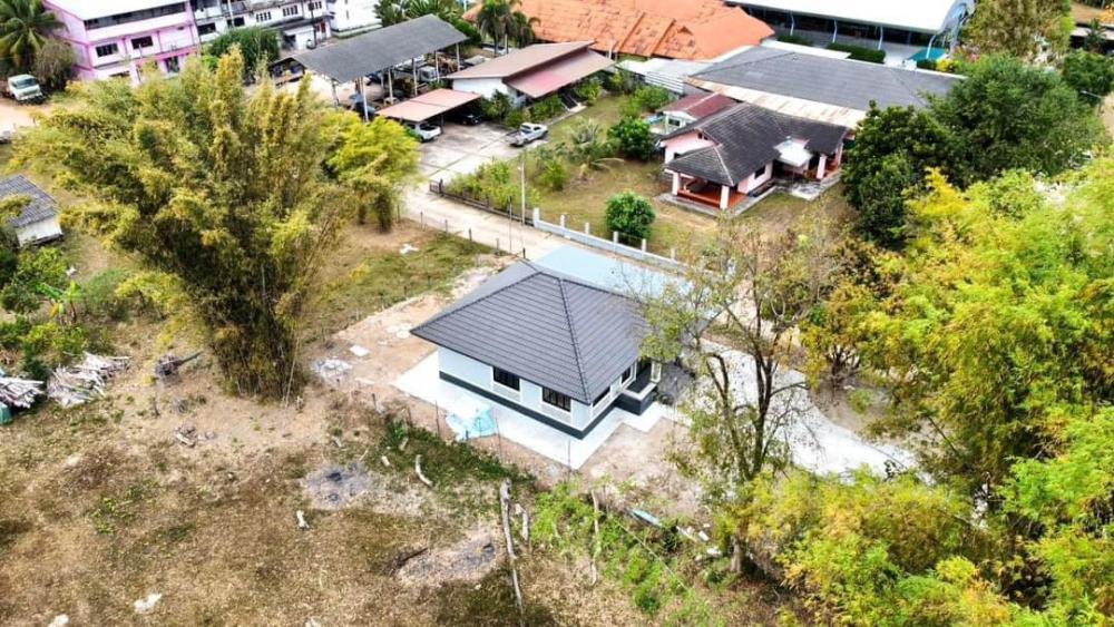 บ้านทรงปั้นหยา 3 ห้องนอน ระเบียงหน้าบ้านและที่จอดรถ