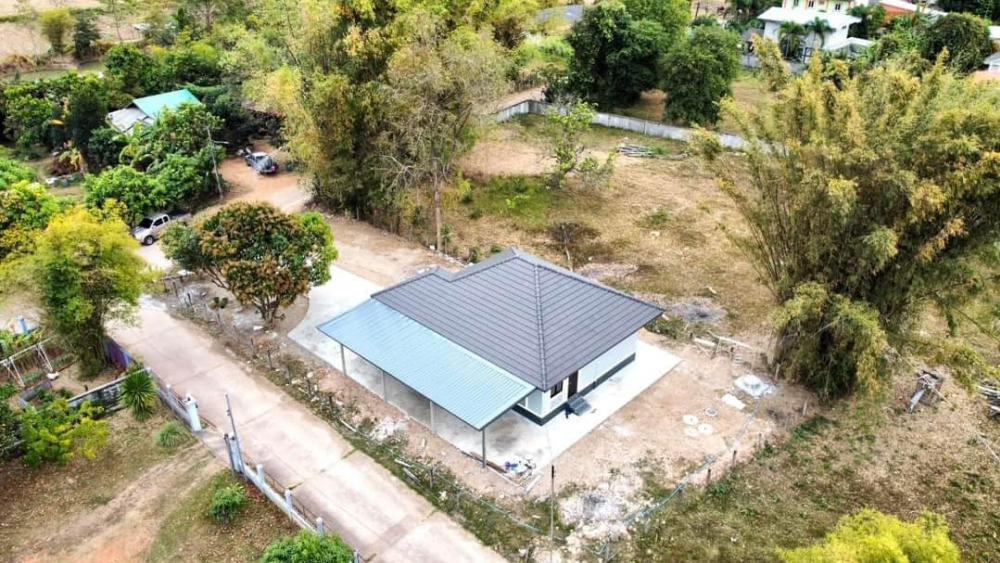 บ้านทรงปั้นหยา 3 ห้องนอน ระเบียงหน้าบ้านและที่จอดรถ