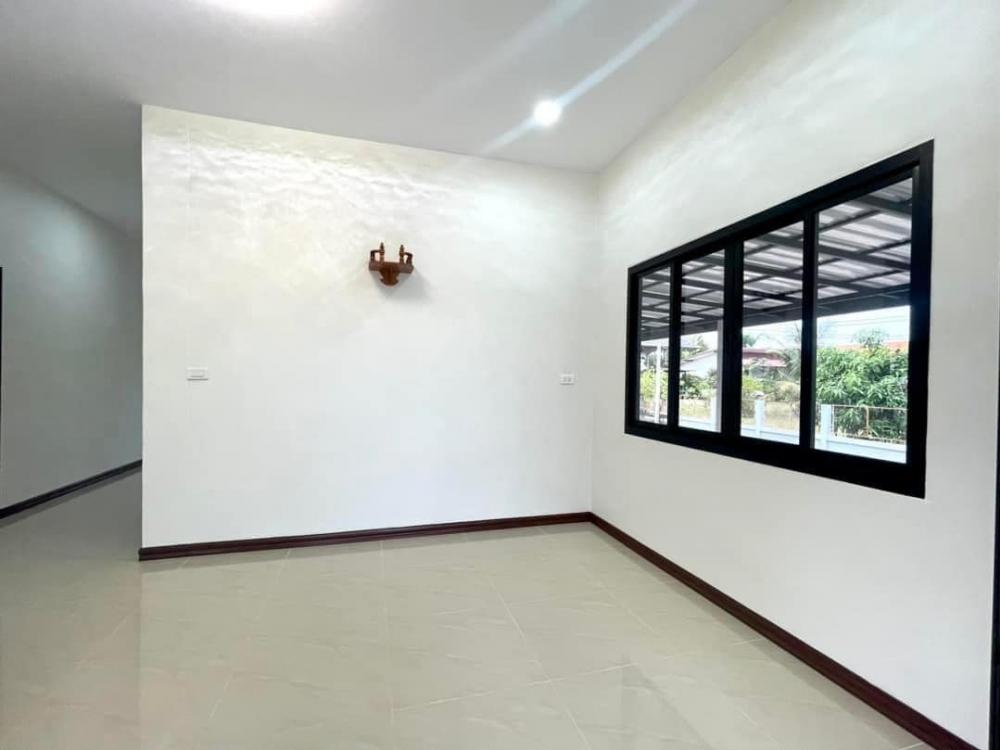 บ้านทรงปั้นหยา 3 ห้องนอน ระเบียงหน้าบ้านและที่จอดรถ