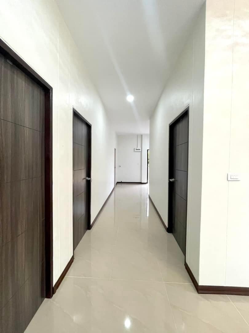 บ้านทรงปั้นหยา 3 ห้องนอน ระเบียงหน้าบ้านและที่จอดรถ