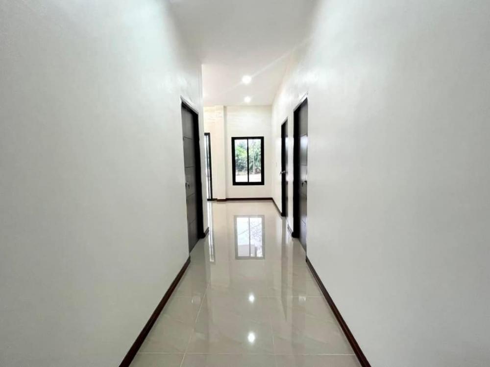 บ้านทรงปั้นหยา 3 ห้องนอน ระเบียงหน้าบ้านและที่จอดรถ