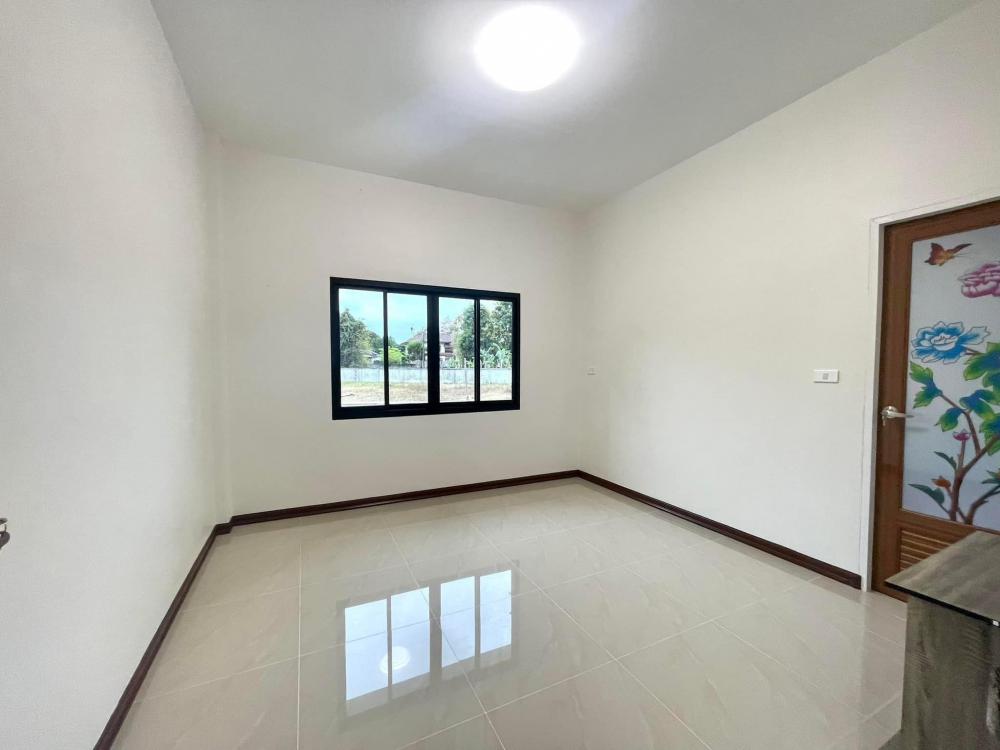 บ้านทรงปั้นหยา 3 ห้องนอน ระเบียงหน้าบ้านและที่จอดรถ