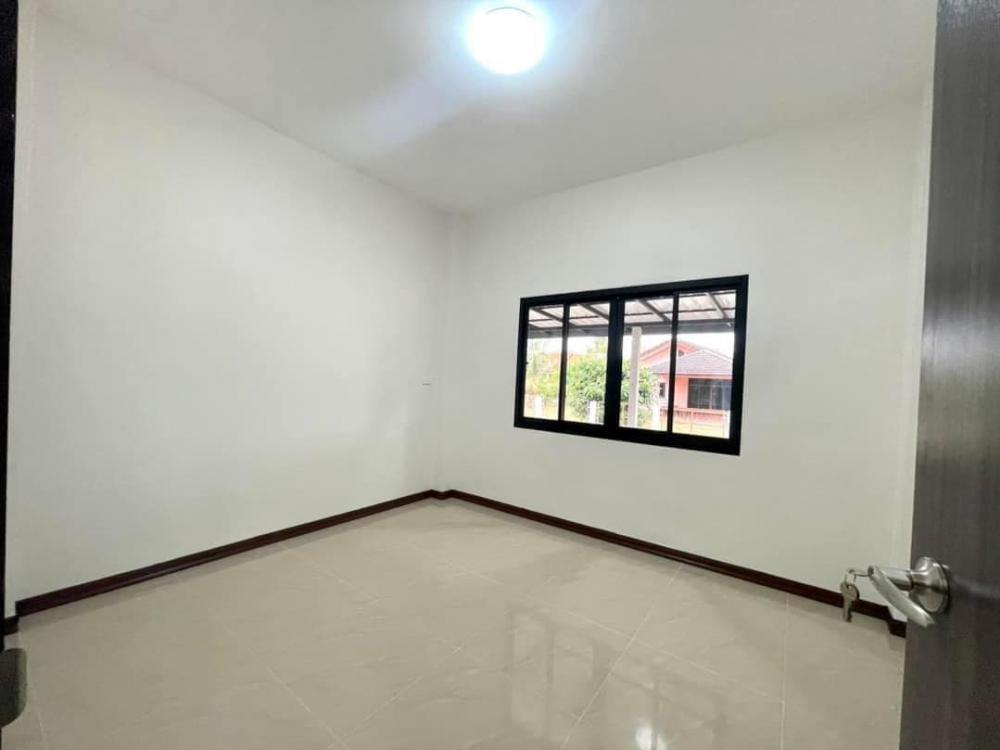 บ้านทรงปั้นหยา 3 ห้องนอน ระเบียงหน้าบ้านและที่จอดรถ