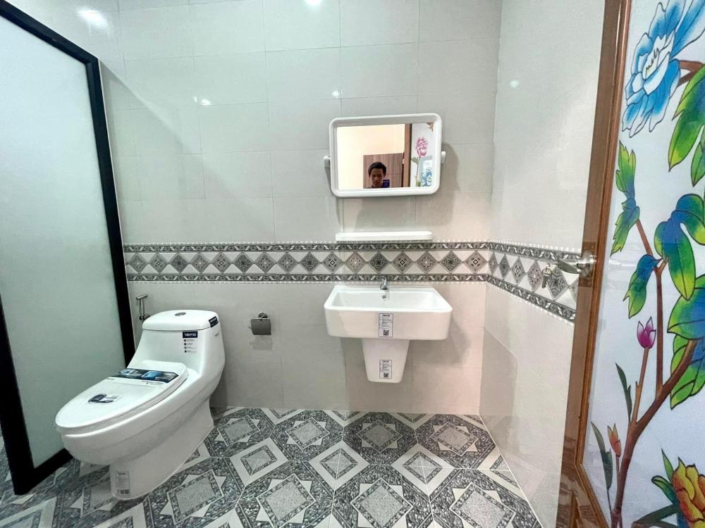 บ้านทรงปั้นหยา 3 ห้องนอน ระเบียงหน้าบ้านและที่จอดรถ