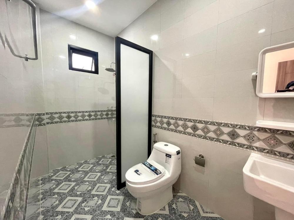 บ้านทรงปั้นหยา 3 ห้องนอน ระเบียงหน้าบ้านและที่จอดรถ