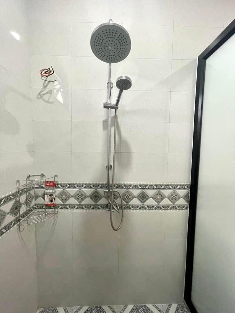 บ้านทรงปั้นหยา 3 ห้องนอน ระเบียงหน้าบ้านและที่จอดรถ