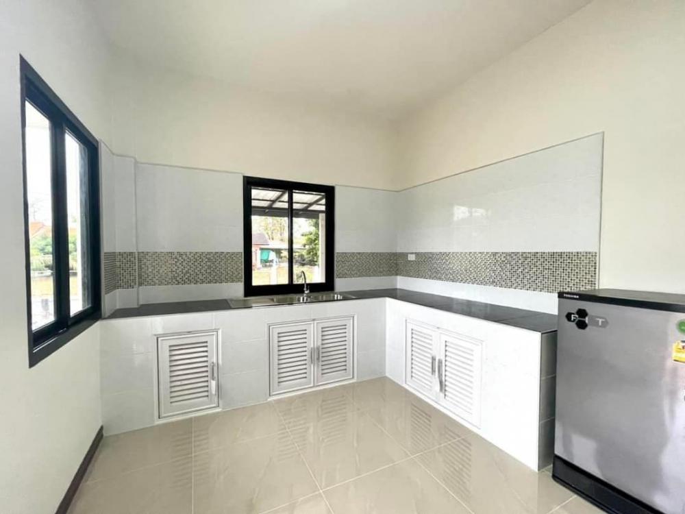 บ้านทรงปั้นหยา 3 ห้องนอน ระเบียงหน้าบ้านและที่จอดรถ