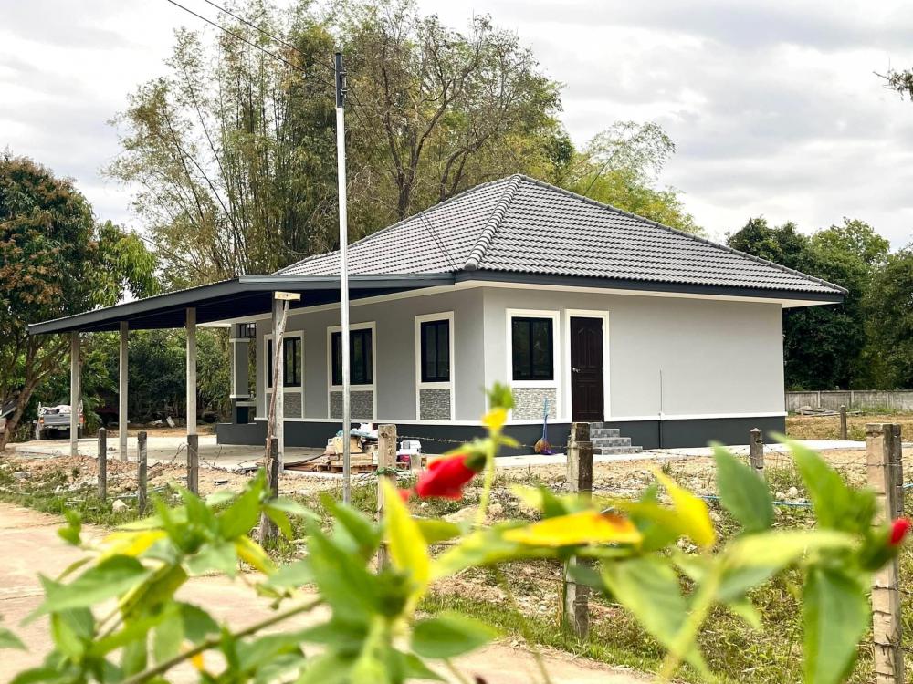 บ้านทรงปั้นหยา 3 ห้องนอน ระเบียงหน้าบ้านและที่จอดรถ