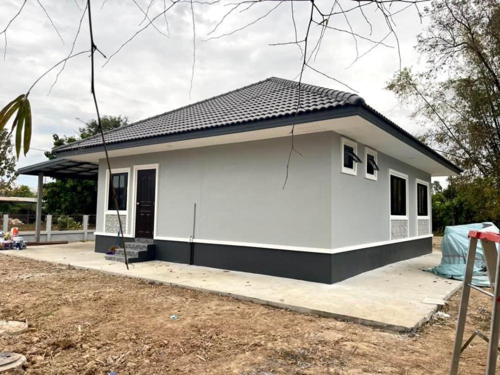 บ้านทรงปั้นหยา 3 ห้องนอน ระเบียงหน้าบ้านและที่จอดรถ