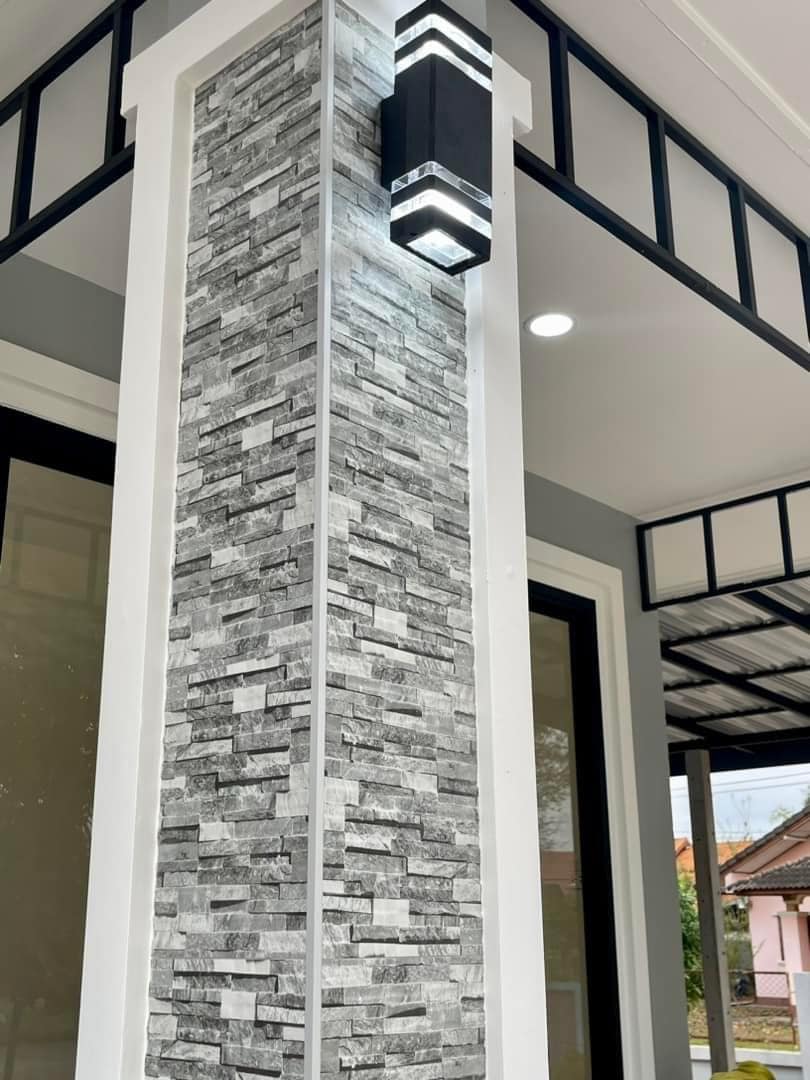 บ้านทรงปั้นหยา 3 ห้องนอน ระเบียงหน้าบ้านและที่จอดรถ